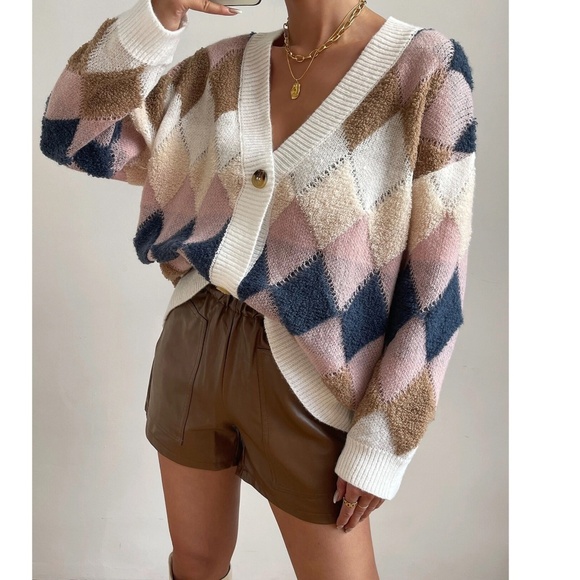 Cozy Multicolor Print Button Down Oversized Cardigan - Picture 4 of 6